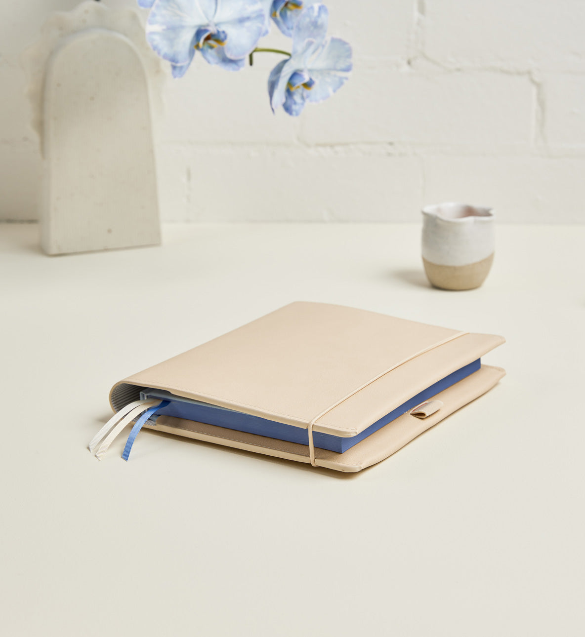 Compendium | Signature | Crema