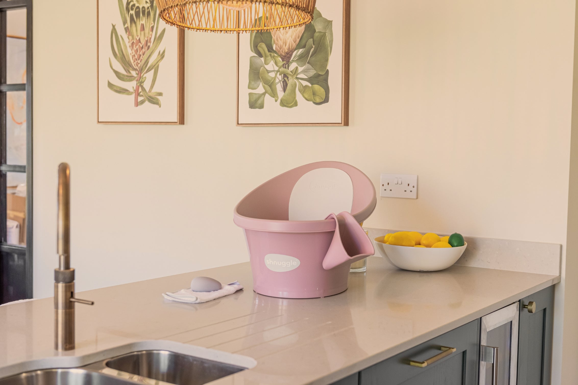 Shnuggle Baby Bath with Plug - Blossom