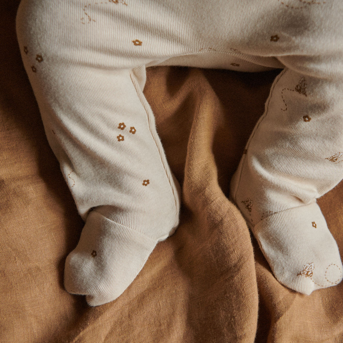 Nature Baby Stretch & Grow - Bumble Bee Print