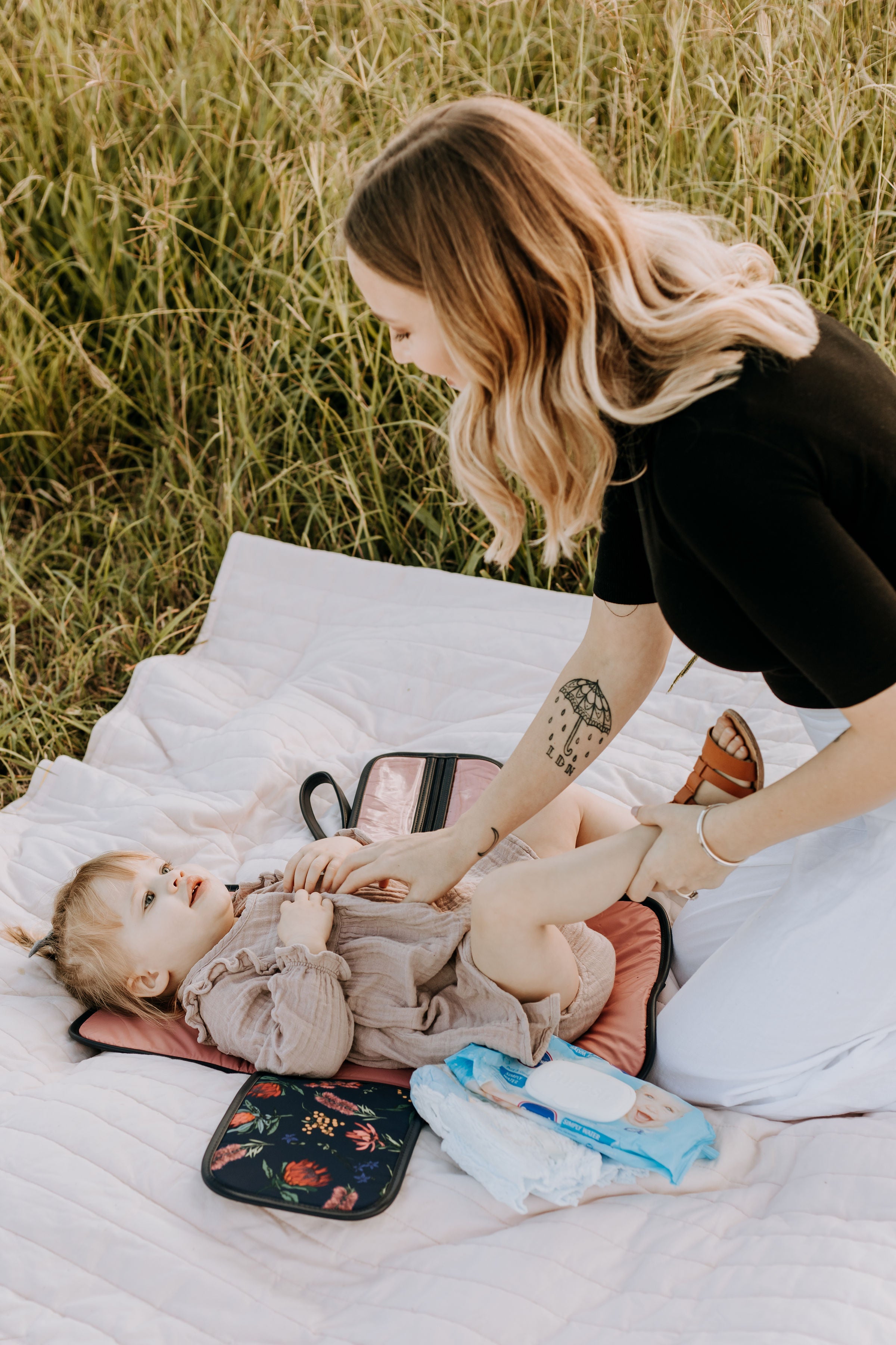 Change Clutch - Navy Botanical